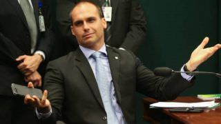 Eduardo Bolsonaro culpa China por pandemia e embaixada rebate