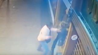 Câmera flagra homem agredindo mulher brutalmente em calçada; veja