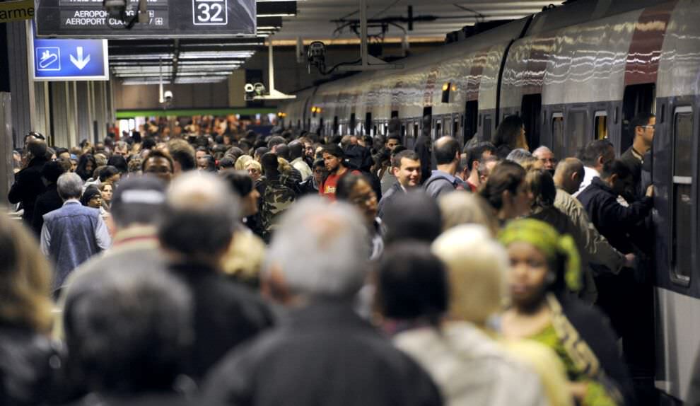 Greve dos transportes contra reforma provoca caos em Paris