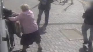 Idosa de 81 anos bate em mulher que tentou roubá-la; Veja vídeo