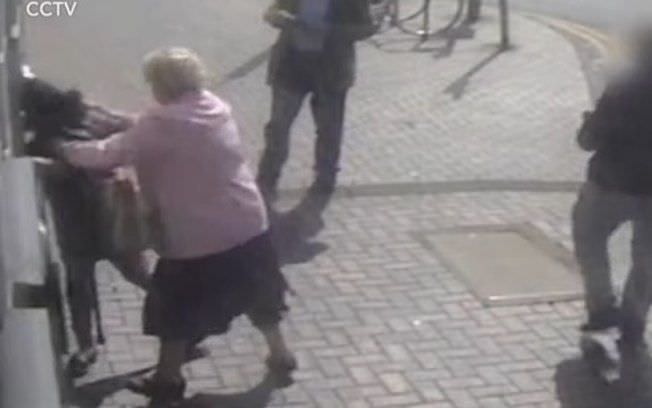 Idosa de 81 anos bate em mulher que tentou roubá-la; Veja vídeo