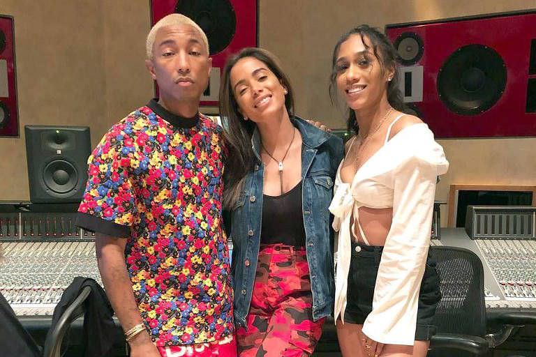Anitta posa ao lado de Pharrell Williams em estúdio