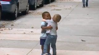 Meninos se abraçam em encontro emocionante e vídeo viraliza; veja