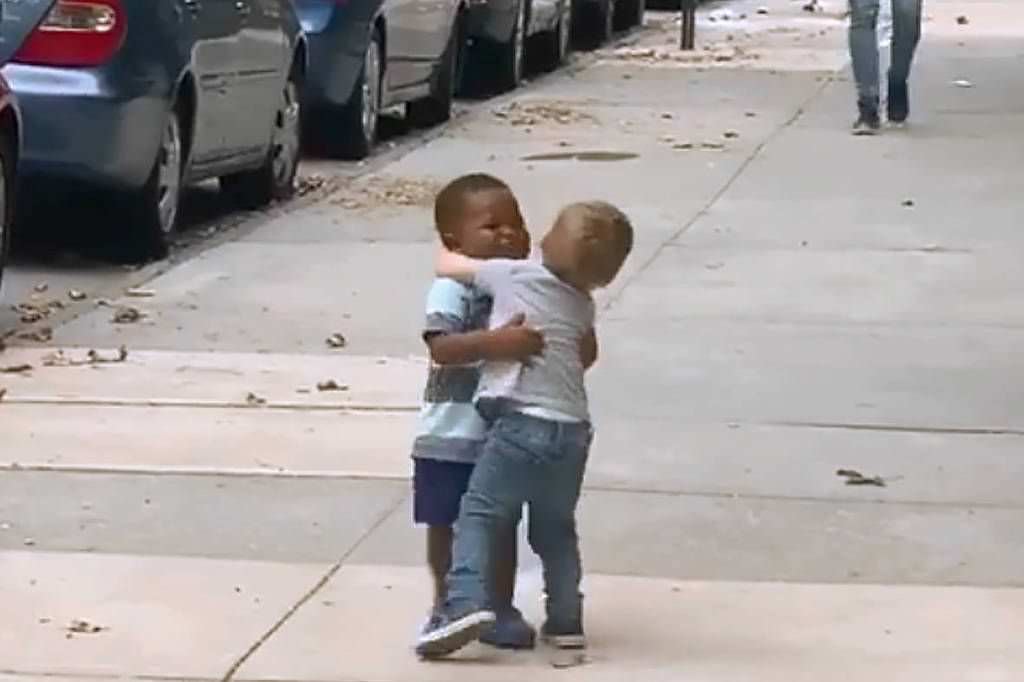 Meninos se abraçam em encontro emocionante e vídeo viraliza; veja
