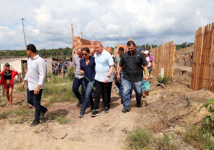 Arthur faz visita à invasão e conscientiza moradores sobre danos ao meio