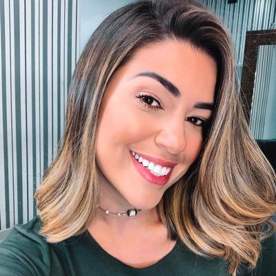 Vivian Amorim mostra curvas durante passeio no Rio Negro com ex-BBB
