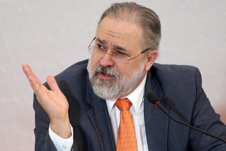 Augusto Aras nega pedido de apreensão do celular de Bolsonaro