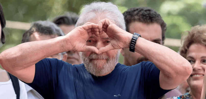 Advogada cria PTinder para namoro de pessoas de esquerda