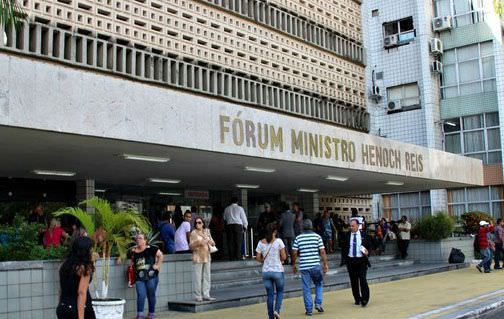 Homem que matou o primo, tia e o marido dela é condenado a 51 anos