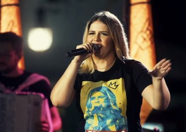 Marília Mendonça lança “Supera”, clipe gravado em Manaus