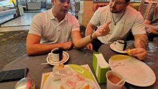 Josué Neto e o vice-governador Carlos Almeida tomam café no 'Mercadão'
