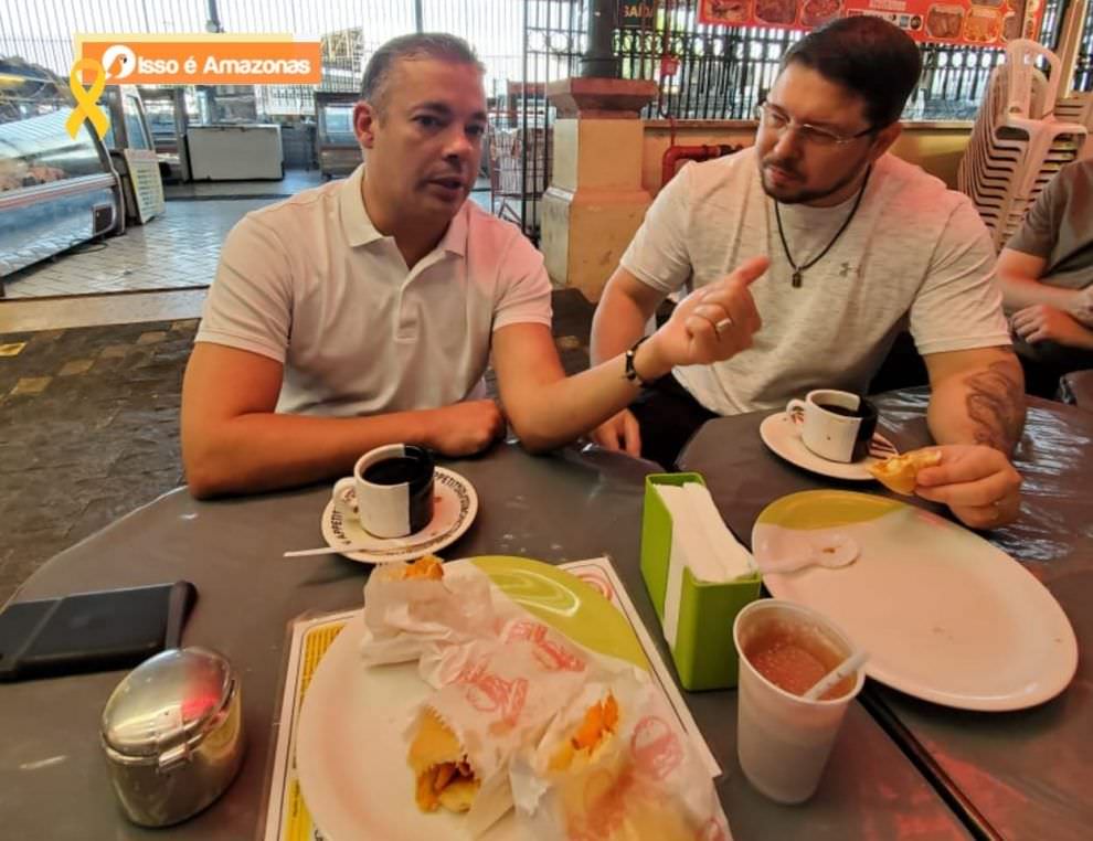 Josué Neto e o vice-governador Carlos Almeida tomam café no 'Mercadão'