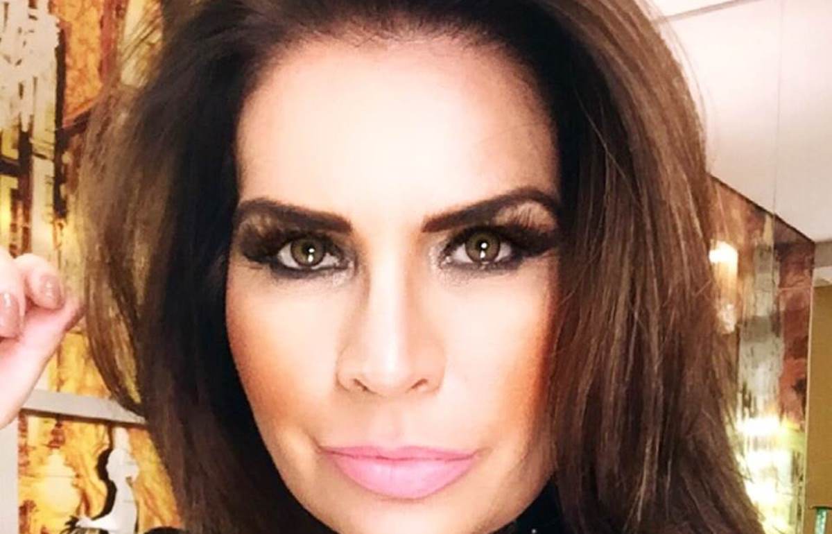 Nostálgica, Solange Gomes surge nua com a calcinha na mão