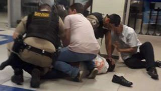 Homem surta, distribui dinheiro para desconhecidos e acaba em ala psiquiátrica