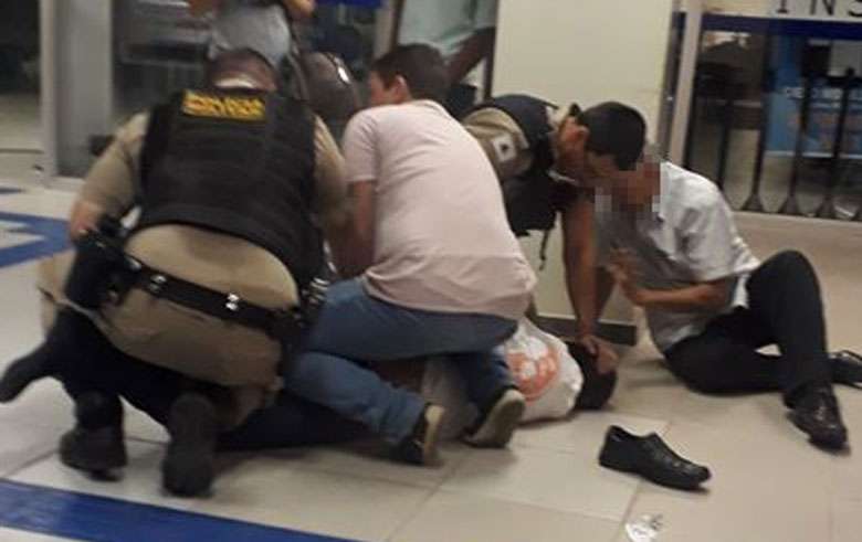 Homem surta, distribui dinheiro para desconhecidos e acaba em ala psiquiátrica