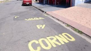 Cansado de ter vaga ocupada, comerciante pinta mensagem: 'vaga p/ corno'
