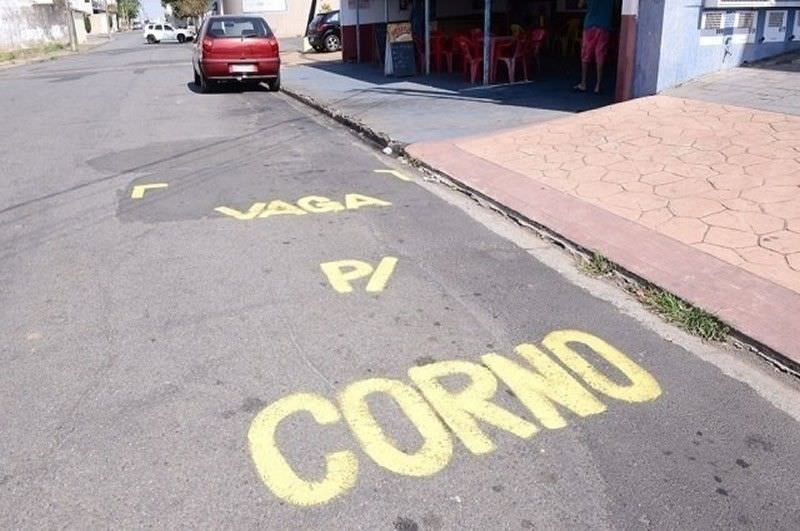 Cansado de ter vaga ocupada, comerciante pinta mensagem: 'vaga p/ corno'