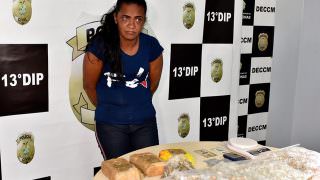 Mulher é presa com 60 mil reais em drogas no bairro Cidade de Deus