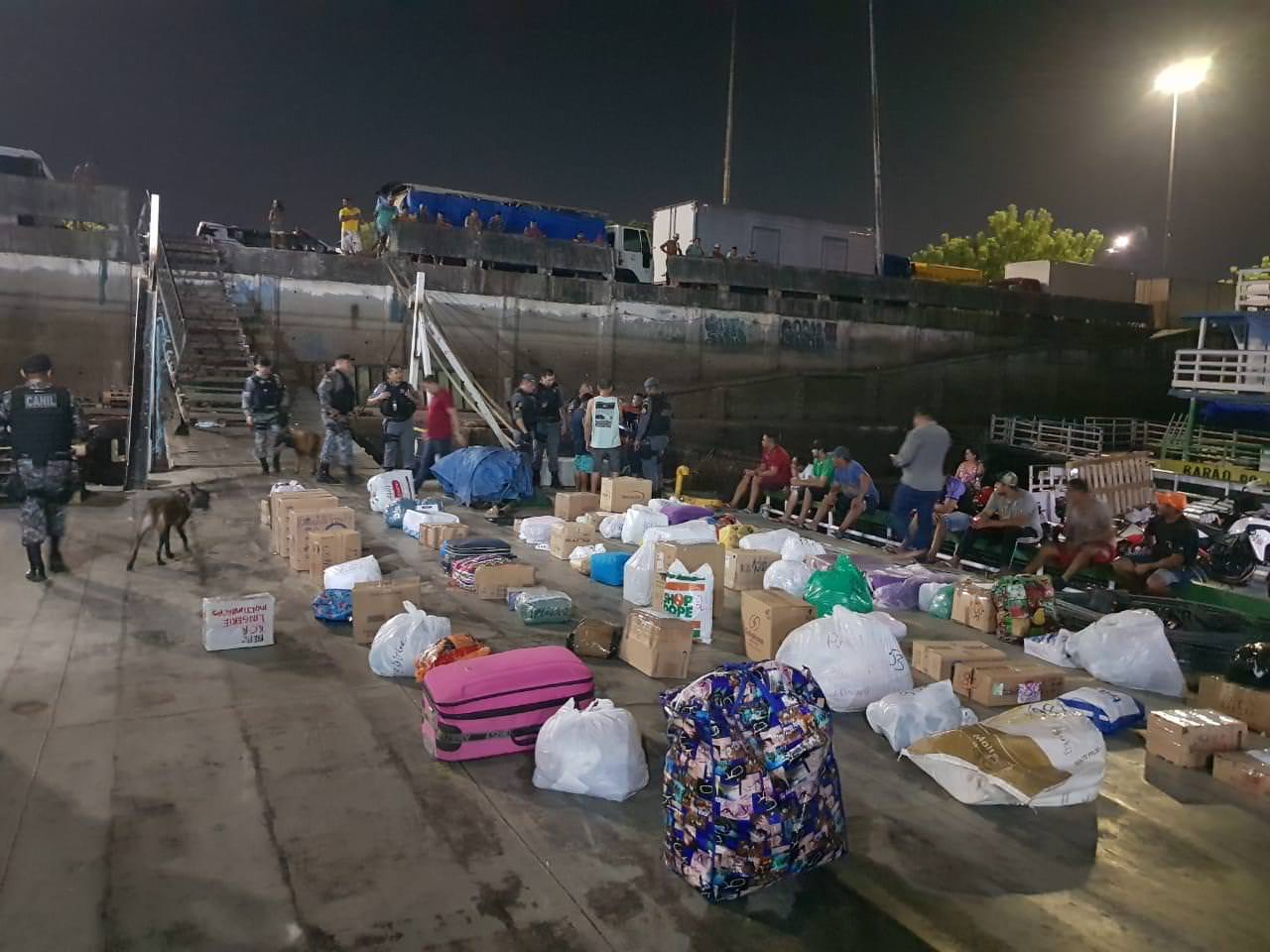 Cães farejadores localizam drogas em embarcação na Manaus Moderna