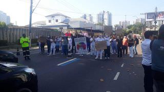 'A luta continua'; terceirizados da saúde imploram por salários em novo protesto