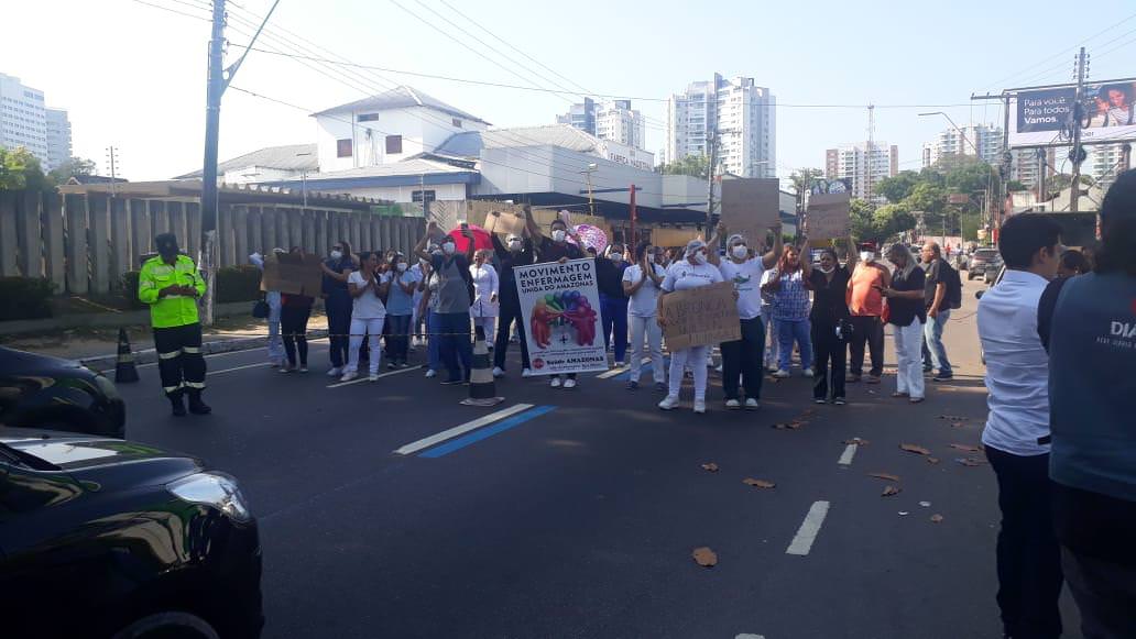‘A luta continua’; terceirizados da saúde imploram por salários em novo protesto
