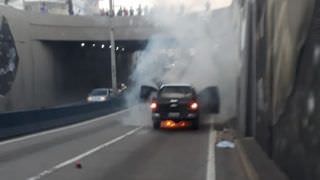 Veículo pega fogo na passagem subterrânea na avenida Djalma Batista