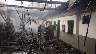 Incêndio destrói parte de fábrica de papelão em Manaus