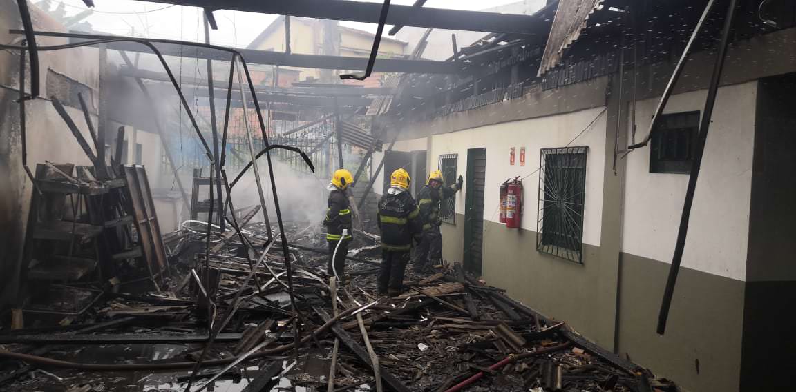 Incêndio destrói parte de fábrica de papelão em Manaus