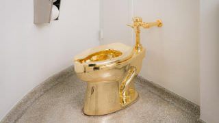 Vaso sanitário de ouro maciço é roubado em exposição na Inglaterra