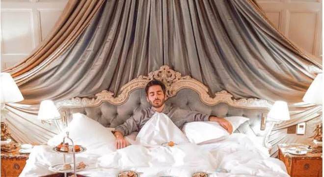 Digital influencer ganha cerca de R$ 228 mil para dormir por uma noite