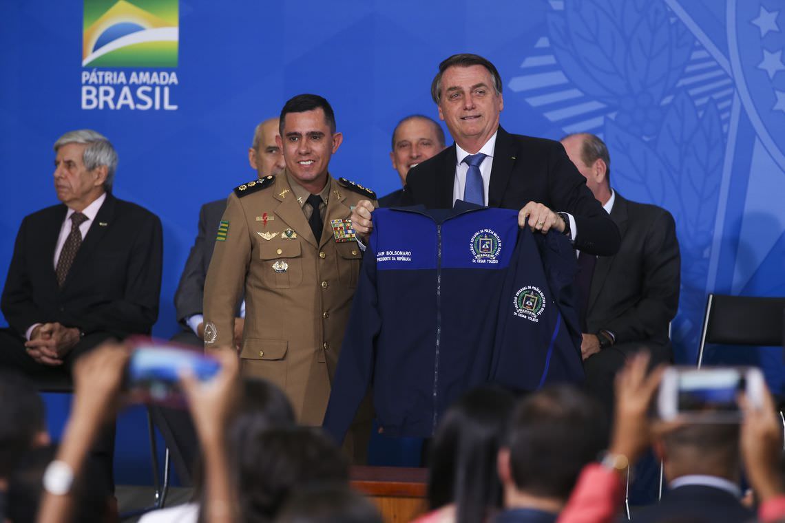 Bolsonaro diz que modelo militar nas escolas tem de ser imposto