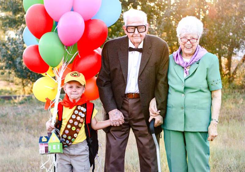 Bisavós de 90 anos se vestem de “Up” para aniversário de 5 anos do neto