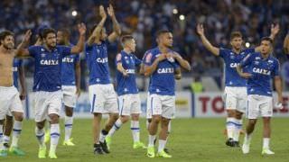 Organizada do Cruzeiro dá apoio a Ceni e leva cachaça como 'prêmio'