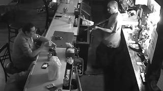 Cliente ousado desafia bandido durante assalto 'Atira'; vídeo