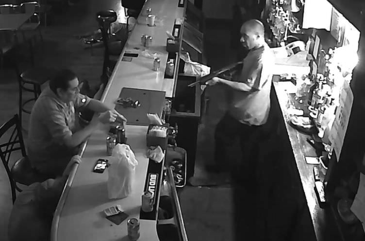 Cliente ousado desafia bandido durante assalto 'Atira'; vídeo