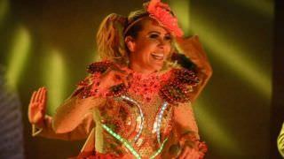Veja o vídeo: Joelma cai durante show no Suriname