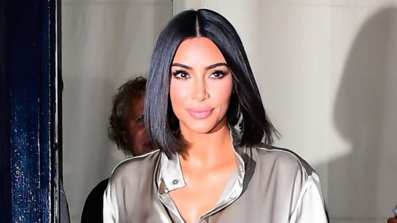 Kim Kardashian revela que já fez xixi em roupa de gala
