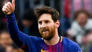 Messi treina normalmente e viaja com Barcelona para estreia