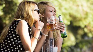 Estudo aponta que álcool pode causar mais danos em mulheres