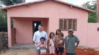 Padre constrói casa para família carente com o dinheiro do dízimo