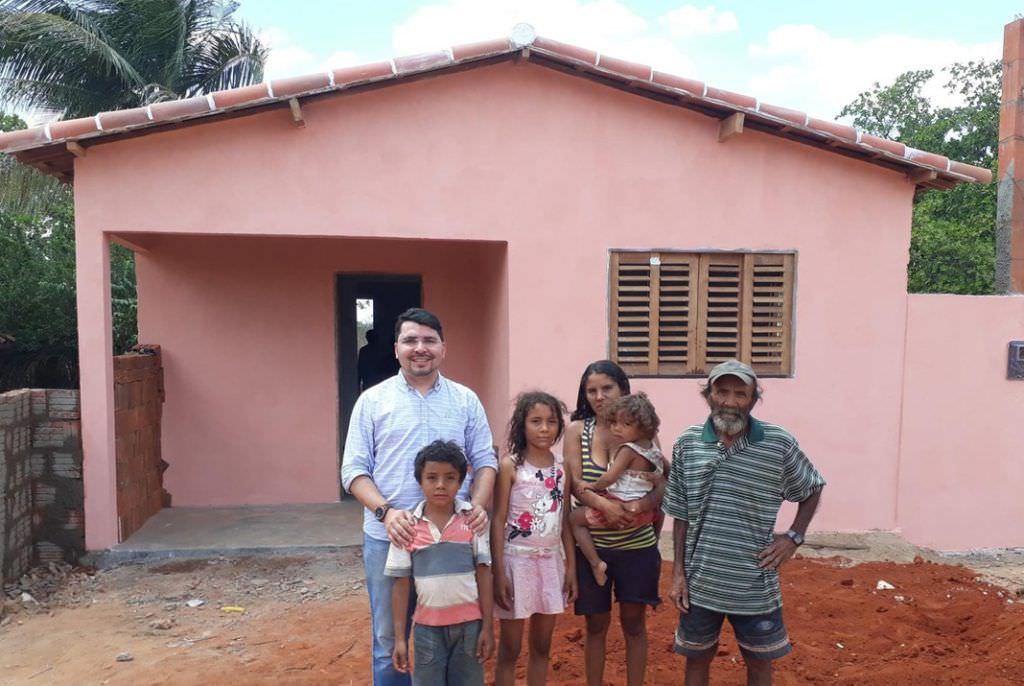 Padre constrói casa para família carente com o dinheiro do dízimo