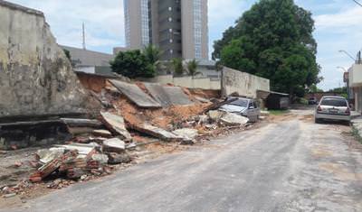 Em Manaus, muro do Tjam desaba sobre carro durante temporal