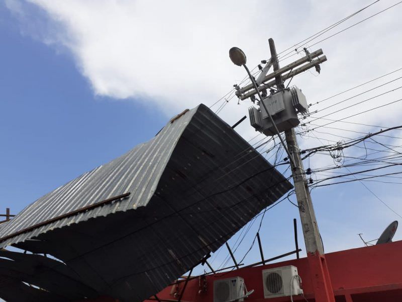 População fica sem água e energia após forte temporal em Manaus