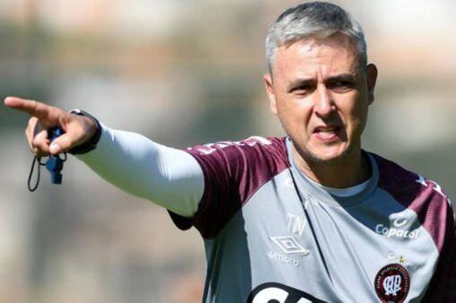 Tiago Nunes comemora título e enaltece 'fome de campeão'