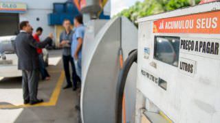 Postos com preços abusivos por crise do petróleo podem ser penalizados