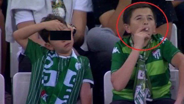 Reviravolta: ‘Menino’ que causou polêmica ao fumar em estádio tem 36 anos