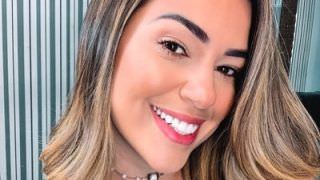 Vivian Amorim mostra curvas durante passeio no Rio Negro com ex-BBB