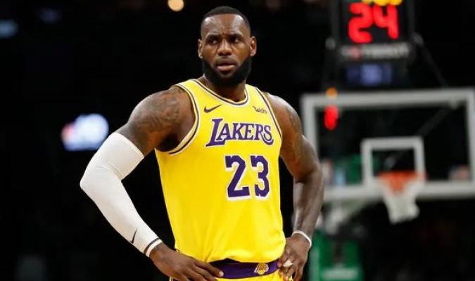 Sem LeBron e Davis, Lakers derrotam Warriors na pré-temporada da NBA