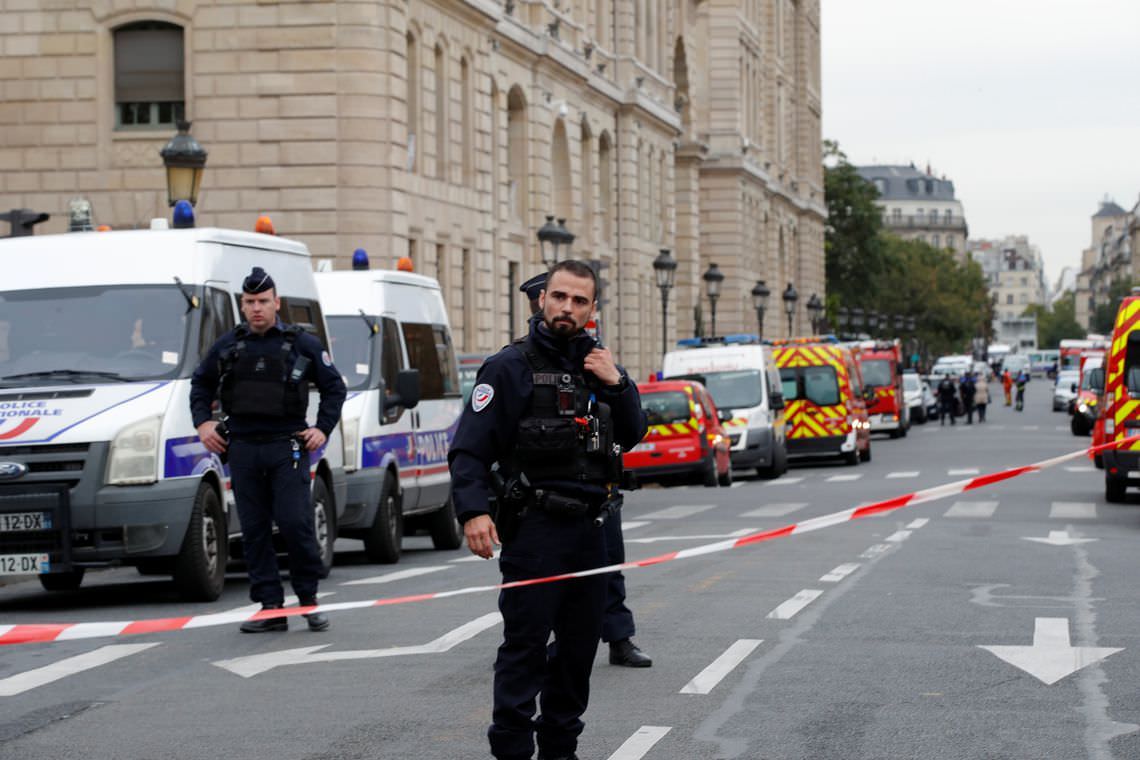 Quatro policiais são mortos em ataque à sede da polícia de Paris