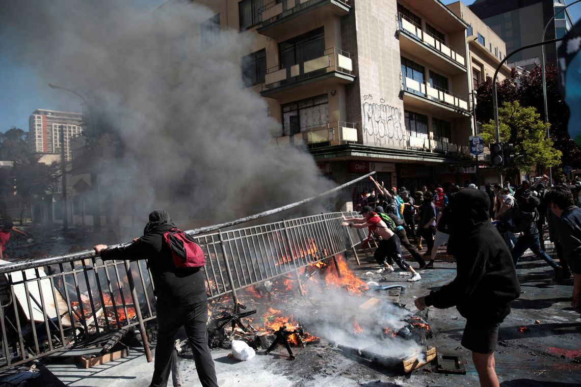 Manifestantes tentam invadir Congresso do chileno